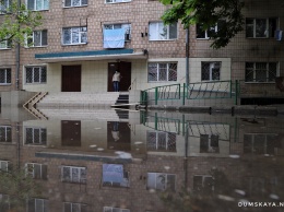 На одесских Черемушках затопило двор общежития