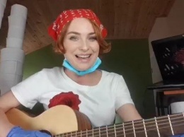 Актриса "Дизель шоу"записала шуточную песню о майских праздниках на карантине - видео