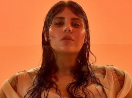 Солистка группы KAZKA снялась обнаженной в ванной