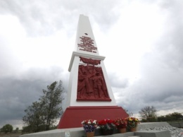 В Красноперекопском районе открыли восстановленный памятник - Братскую могилу