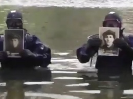 Орловские водолазы прошли с портретами ветеранов ВОВ по дну Оки