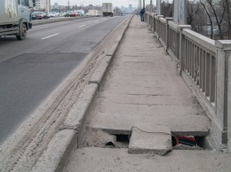 В Днепре на путепроводе Слобожанского проспекта засыпали яму