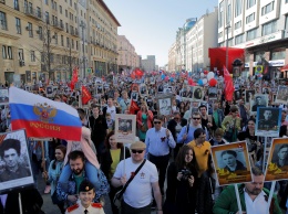 В рамках "Бессмертного полка" фото ветеранов пронесли по дну Оки