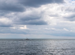 Тревожное небо и спокойное море: фотозарисовка с одесского пляжа