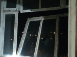 В Запорожье в квартире произошел хлопок газовоздушной смеси - спасатели демонтировали балконную раму