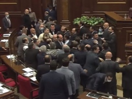 В парламенте Армении произошла массовая драка (видео)