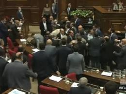 В Армянском парламенте из-за просьбы не оскорблять депутатов произошла массовая драка