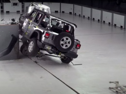 Внедорожник Jeep Wrangler перевернулся во время тестового заезда (ВИДЕО)