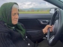 Украинская бабушка покрутила «пончики» на кабриолете Ford Mustang (ВИДЕО)