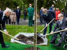 Геннадий Кернес высадил дубы в саду Шевченко