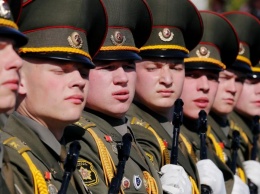 На параде в Минске солдат потерял сознание (видео)