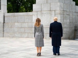 Дональд и Мелания Трамп в стильных образах возложили венки к мемориалу Второй мировой. Фото