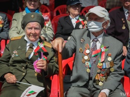 С женскими войсками и самолетами, но без соблюдения дистанции. В Беларуси прошел парад ко Дню Победы. Фоторепортаж