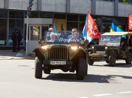 В украинских городах устроили автопробеги в честь Дня победы. Фото и видео