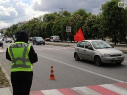 В Запорожье возле Аллеи Славы сорвали красный флаг с автомобиля "Полка Победы" (видео)