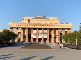 На фасаде театра в Новосибирске разместили гигантские георгиевские ленты