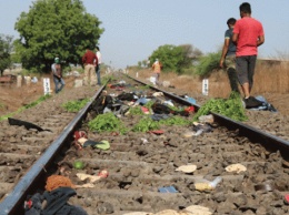 В Индии под колесами поезда погибли 15 человек, спавших на рельсах
