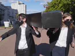 Белорусских активистов задержали за танец с гробом в Минске (видео)