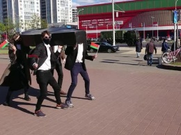 В Минске задержали активистов, которые устроили парад с гробом (видео)