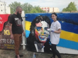Король поп-музыки Майкл Джексон теперь украшает главный проспект в Мелитополе (фото)