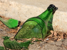 Неадекватная киевлянка забросала двор бутылками (видео)