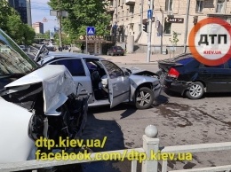 В Киеве бус на скорости протаранил два авто и тащил их десятки метров: фото и видео