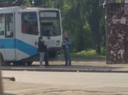 В Кривом Роге горожане, у которых не было пропуска для проезда, заблокировали движение трамваев, - ФОТО