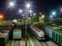 Как в Днепре выглядит магия железной дороги ночью