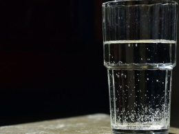 Почему не стоит пить воду, оставленную на ночь в стакане