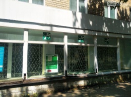 В Запорожской области неизвестные бросали кирпичи в окна банка (ФОТО)