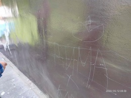В Кривом Роге юные вандалы обрисовали памятник воинам-водителям легендарной «Катюши»