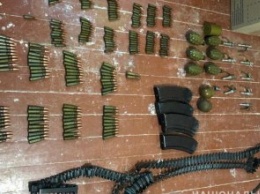 При обыске у 29-летнего криворожанина обнаружили арсенал оружия и наркотики