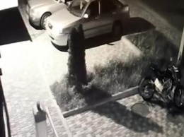 Привет из 90-х: обидчикам Ермака бросили гранату в машину и сожгли мотоцикл (ВИДЕО)