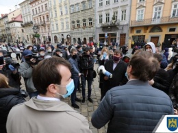 В Луцке и Львове пикетировали мэрии, требуя разрешить торговлю промтоварами