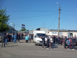 На Луганщине торговцы перекрыли дорогу и пришли к главе области: требуют открыть рынки