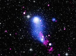 NASA показала "газовый мост" между скоплением двух галактик