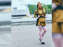 Чулки и гимнастерка: откровенное поздравление с Днем Победы от россиянки вызвало неоднозначную реакцию
