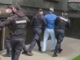 На Банковой жгут шины: под стенами ОП столкновения - полиция не церемонится