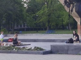 Под Киевом засняли пьяных девушек, которые жарили сосиски на "вечном огне". Видео