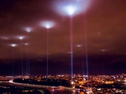 Небо над Киевом подсветили лучами света: первые фотографии из разных уголков города