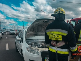 В Днепре на Новом мосту загорелся Fiat: пробка тянется от ТЦ "Наша Правда"