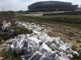 "Красота завораживает": возле стадиона "Арена-Львов" обнаружили свалку (фото)