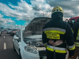 В Днепре на Новом мосту загорелось авто: образовалась большая пробка