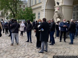''Дайте нам работать!'' Предприниматели во Львове устроили пикет Садовому из-за карантина