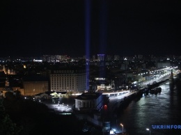 Стоп культурный карантин: в небе над Киевом появились лучи света