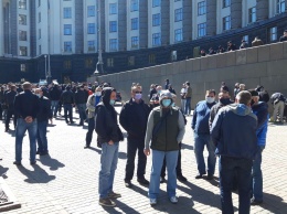 "Велюр" работает, а мы сидим дома". Перевозчики перекрыли центр Киева автобусами и митингуют под Кабмином