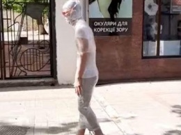 В центре Херсона парень разгуливал "упакованный" в пищевую пленку - видео