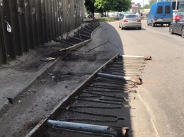 В Киеве с путепровода на дорогу упал забор: движение транспорта ограничили