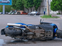 В Днепре столкнулись мотоцикл и легковой автомобиль: образовалась пробка