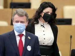 Депутаты Госдумы РФ носят значки, которые "отпугивают вирус"